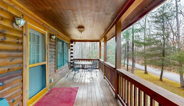 Lake & mountain-view cabin with dock, grill & games - near outdoor rec