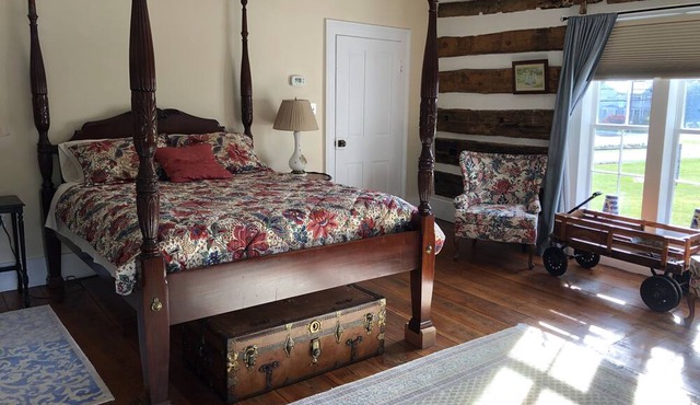 Authentic, Spacious 1820 log cabin, close to Massanutten, JMU