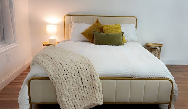 Private Greenhouse Style Guesthouse! 15 min from the lakes and close to gburg!