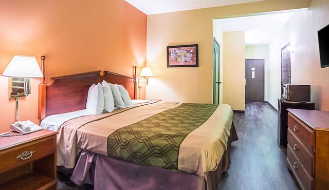 Econo Lodge Inn & Suites Ripley in Ripley