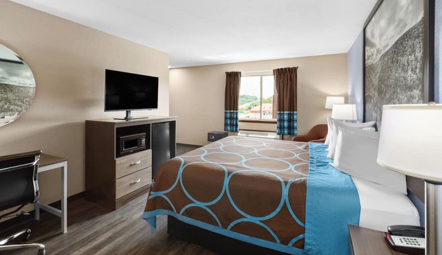 Super 8 by Wyndham Fairmont