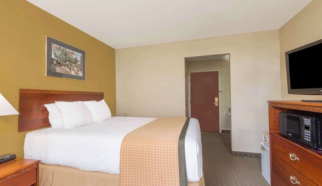 Days Inn by Wyndham Norton