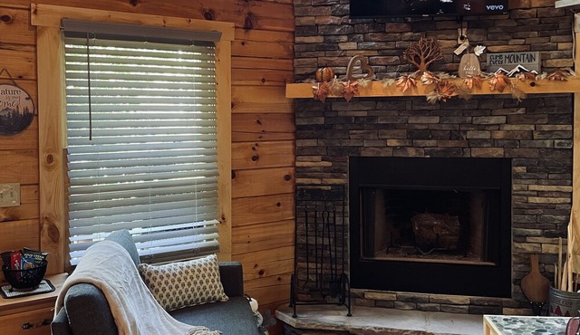 Cozy Romantic cabin near Pigeon Forge Fireplace:Hot tub and Heart shaped tub!