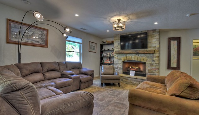*Free Whitewater Rafting & Ziplining* 6 bedroom home with quick access to Downtown shops, breweries and restaurants in Mineral Bluff