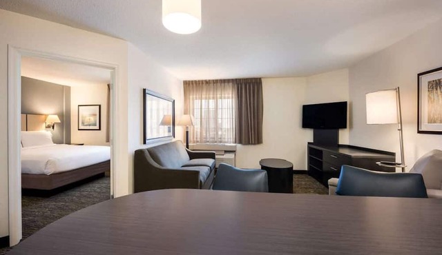 Suite with all the comforts of home, Outdoor pool and Pets allowed! in Brentwood