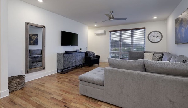Family Home Near Downtown + Airport. Includes Free Parking in Private Garage in Nashville