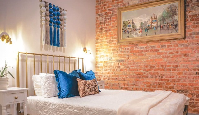Boutique 2BR Loft, Soaking Tub & Fireplace in Millersburg