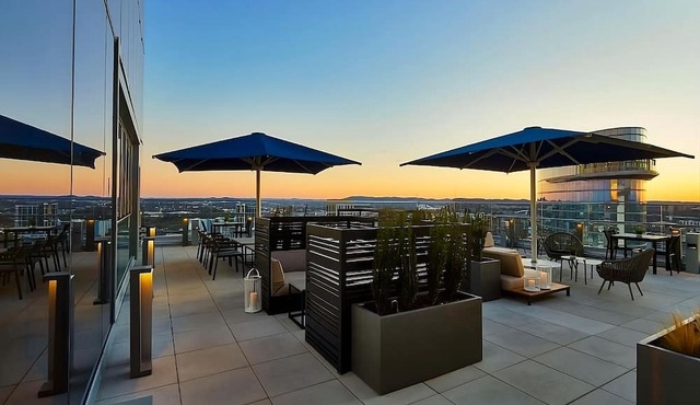 Stylish Getaway near Downtown Nashville! Pets Allowed, Indoor Pool, Kitchenette!