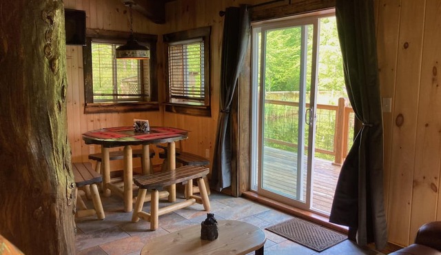 Boo Bear: New luxe lakeside cabin, hottub, caves, fast Wifi @ BearTrackLake in Beattyville