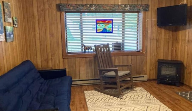 Cozy Creek Cabin: 1-Bedroom Cabin next to Pipestem Resort