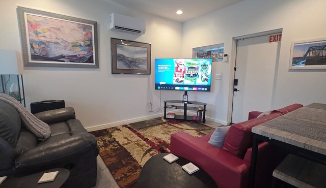 Historical Downtown, Private, Self-check-in, 1 car Parking, 1King & 1Queen beds