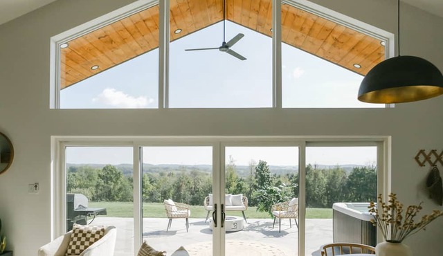 Sky Ridge-The Dawn/Brand New Cabin in Amish Country w/Hot tub