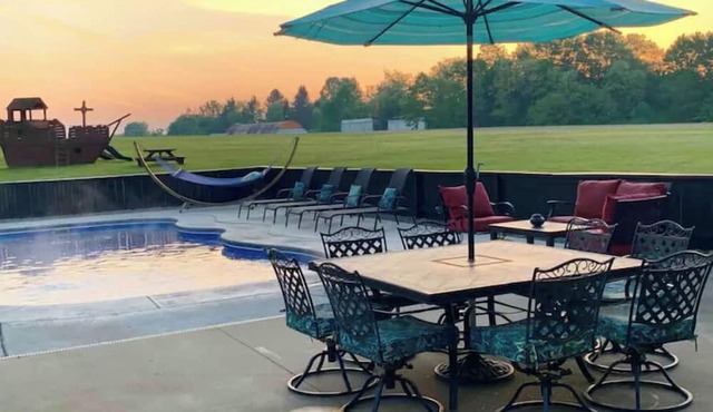 The Aviator’s Lounge, loft living in the NRG, private pool & hot tub