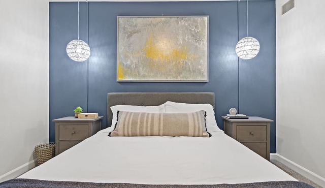 Cozy Condo * Office* Near Luxury Mall & Uptown
