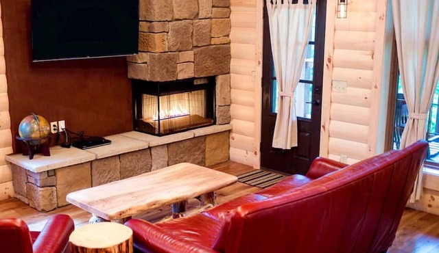 Treehouse Getaway with Hot Tub @ Cricket Hill in Millersburg