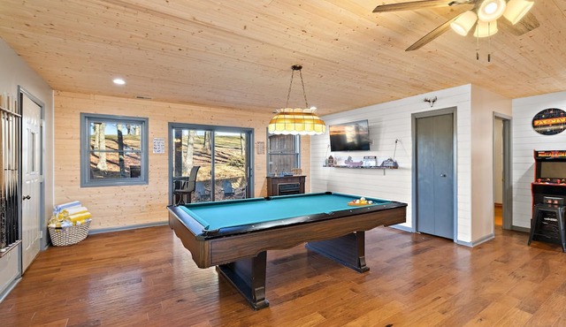 Private Mountain Home, 2miles To Ski, Hot Tub, Views, Fireplace, & Pet Friendly!