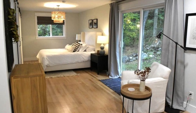 Guest cottage on farmette in mountains with hot tub
