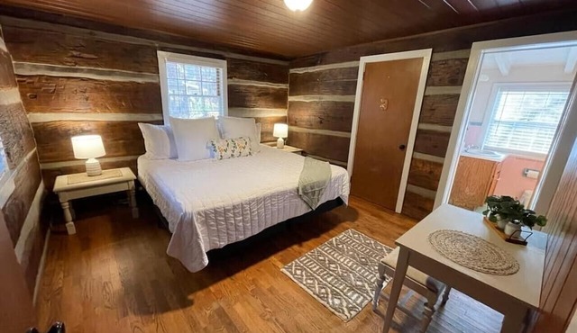 Cabin 1 - 1 Bedroom Cozy Cabin with Mountain View in Pioneer Village
