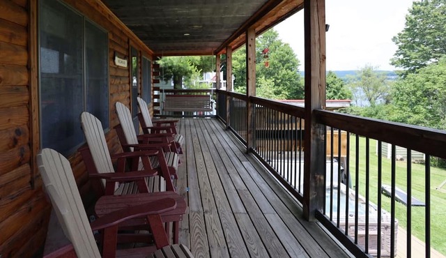Private Home, Dock, Hot Tub, Lakefront, Large yard