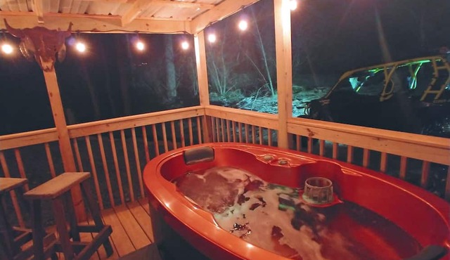 New Smoky Mountain Tiny Cabin on Bold Stream with Hot Tub.