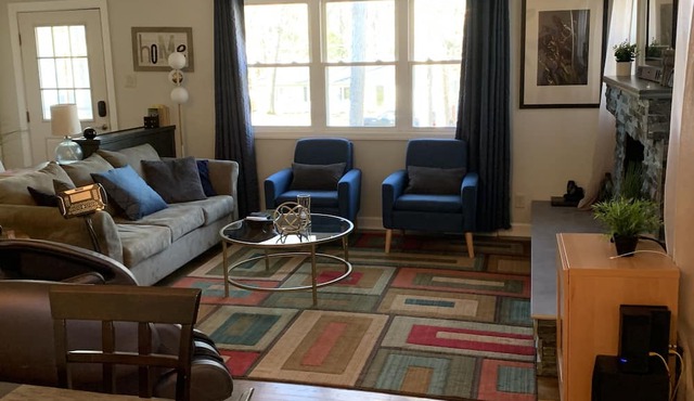 Chapel Hill/Durham Retreat w/ Hot tub, full body massage chair, fenced dog area.