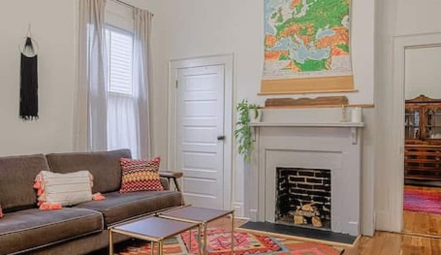 1217 - Right Side · Queen Anne Victorian - Traveler's Apartment