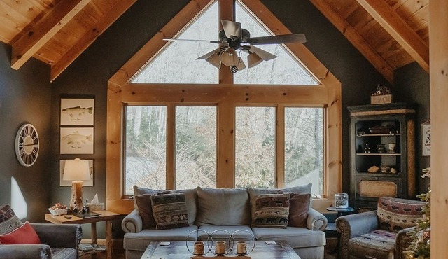 Lakefront 3 bedroom cabin sleeps 10, 8 minute drive to Gorges State Park