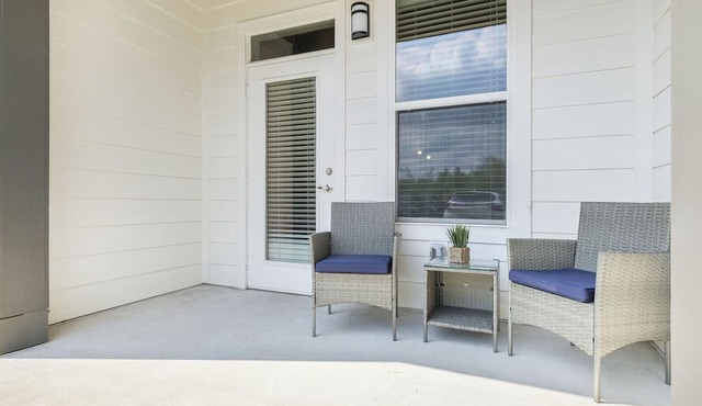 Luxury Apt| King & Queen Beds|9mins to CLT| Near Top Golf, Shops, & Restaurants