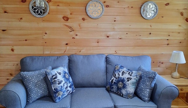 Riverside log cabin in WV- 5 min from Pinnacle Creek Connector in Mullens