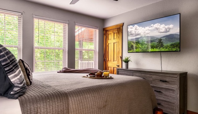*Private* 5BR Cabin-2 Min to Parkway-DogsOK-Hot Tub