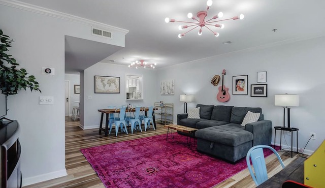 Free Parking! 4 Blocks to Broadway! No Bunks!