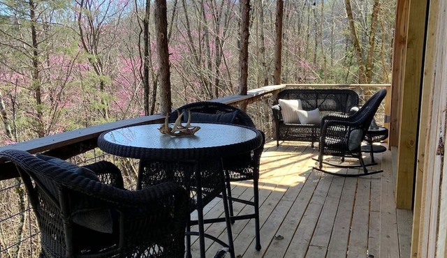 Secluded TREEHOUSE Full bath, Seclusion, Mtn View, Kitchen, Fireplace
