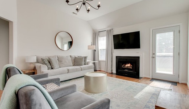 Fun-Filled Stay: Game Room*HOT TUB* in Spring Hill
