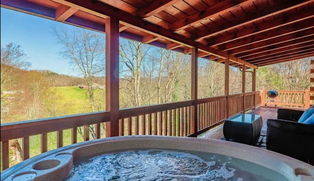 Wandering Bear Cabin w/Hot Tub & Mountain Views!
