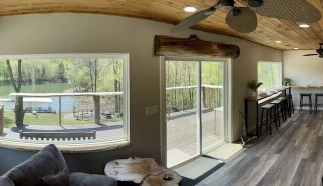 Lakefront, Baltic jacuzzi, 6bdrm, 3 fire pits, kayaks, 24’outdoor Bar!sxs trails