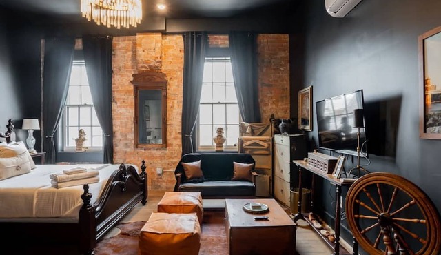 Pickle Factory Hotel—8BR Full Hotel w/Free Parking in Covington