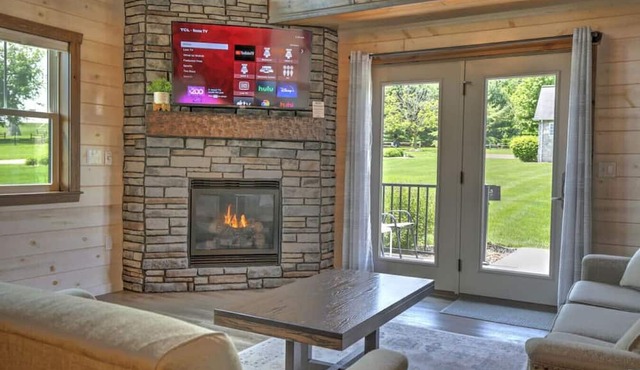 Cozy 2 Bed/Bath Cottage With Private Hot Tub
