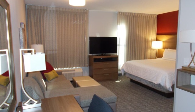King Studio + Free Breakfast! Pool & Gym Access.
