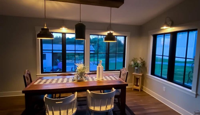 Modern Farmhouse, 3 bedrooms, 2 full baths, sleeps 8