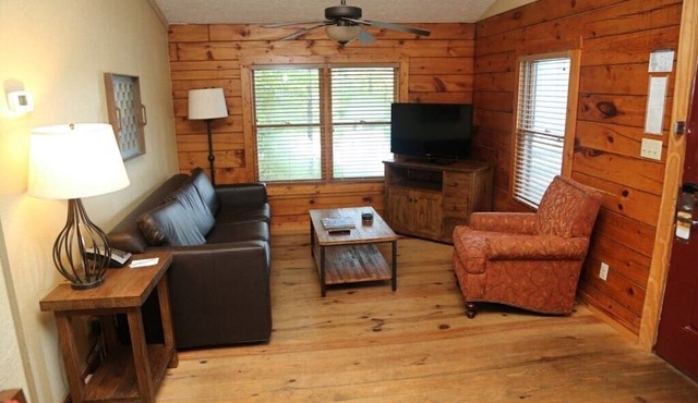 Sumptuous Shenandoah Crossing, 2 Bedroom Resort Cabin, Just A Mile To Your Favorite Destinations in Gordonsville