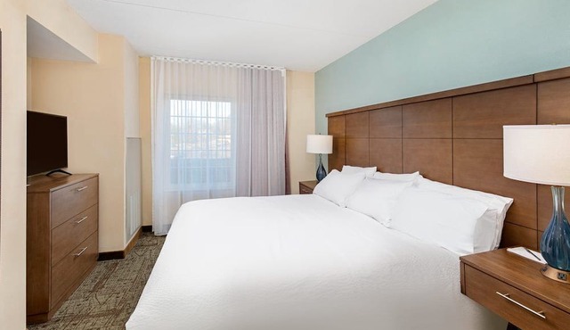 Free Breakfast. Pool & Gym. King Suite. Your Next Trip!
