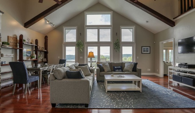 Huge Covered Dock & Decks, tiki bar, fire pit, free WiFI, 2 kitchens, En Suites
