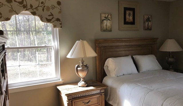 Cozy comfortable home near lakes, parks and downtown Sumter in Sumter