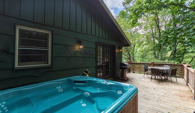 Bear Bungalow - 1 mile from Main Street Blowing Rock! Hot Tub - Pet Friendly - Fenced In Yard