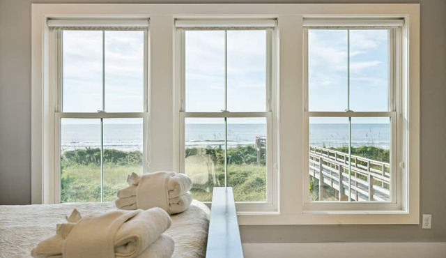 Luxury Oceanfront, Spacious 3rd Floor Deck, Walk to Town in Folly Beach