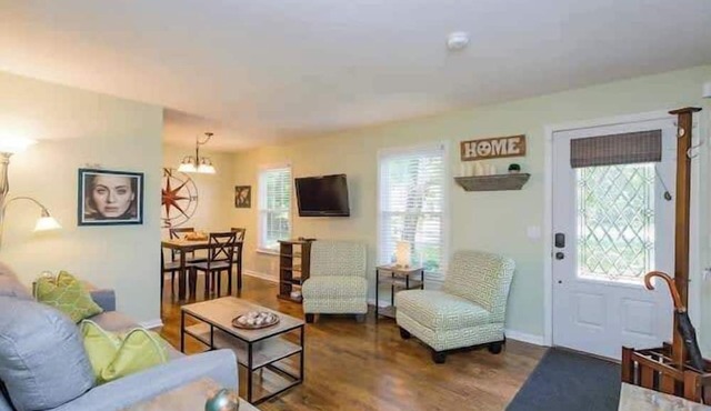 3BR Cottage - 3 Miles to Downtown
