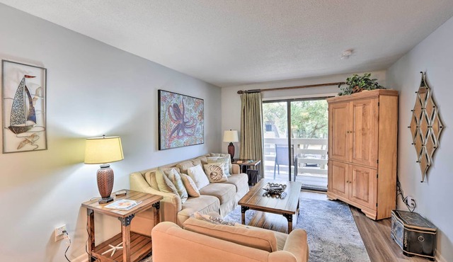 Hilton Head Condo: Beach Supplies, Walk to Shore! in Hilton Head