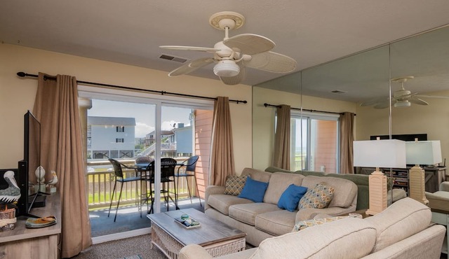 A Pelican's Paradise: Condo with Community Pool and Ocean Views