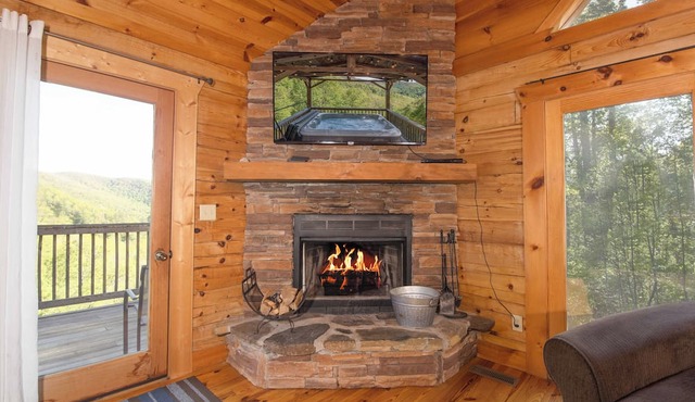 Heavenly Mtn Views, Hot Tub+Fire Pit+Grill, Fireplace, WiFi, Hike, Close to BRP! in Spruce Pine