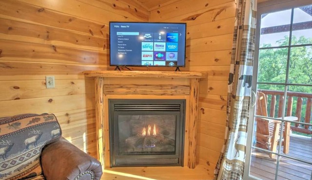 Cozy Lodge Suite with Balcony in Ohio's Amish Country